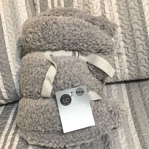 Luxury Pom throw